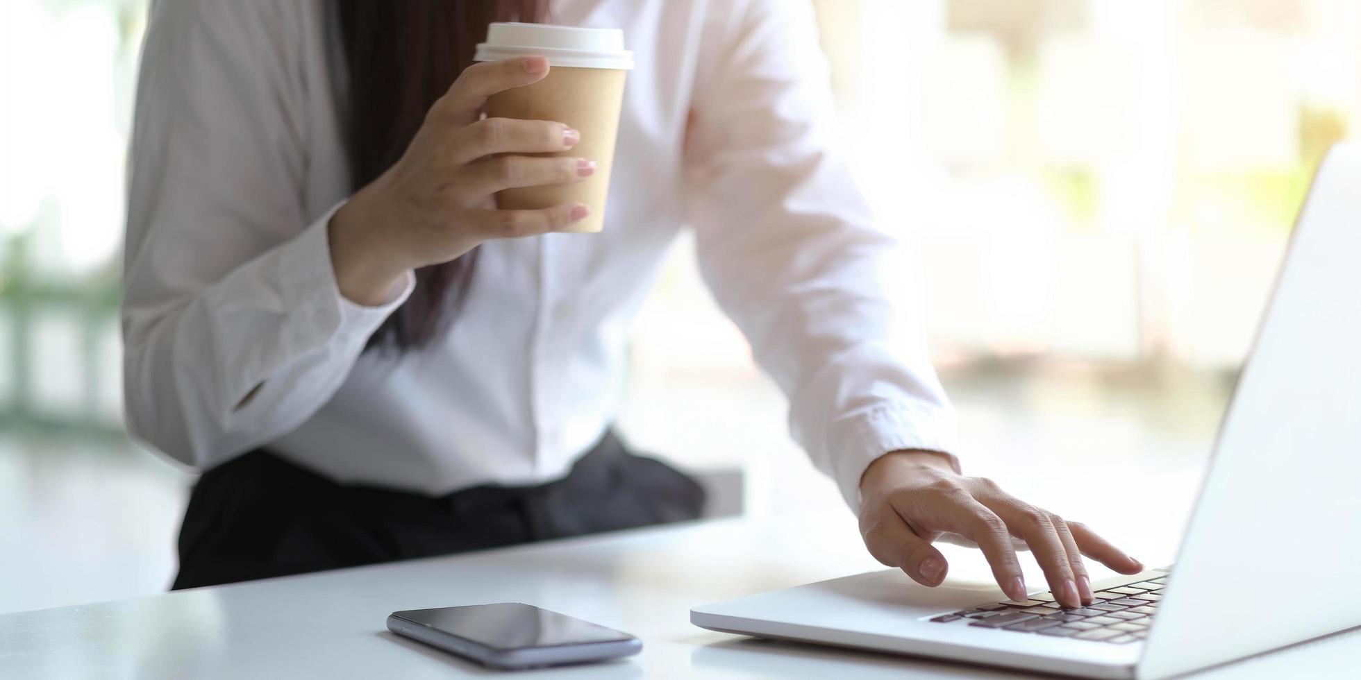 professionell hålla kaffe medan du skriver foto