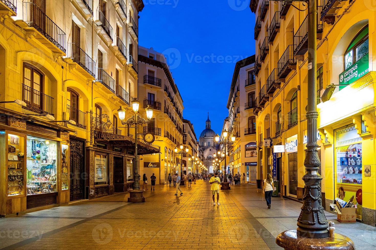 natt landskap av zaragoza i de gammal stad under de pandemi foto