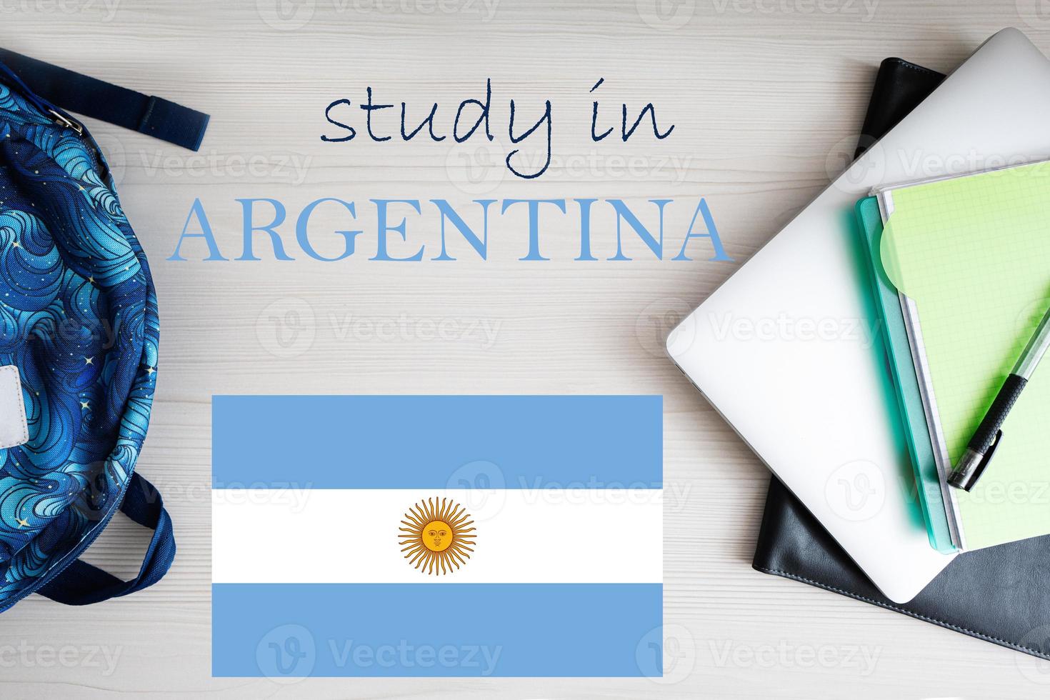 studie i argentina. bakgrund med anteckningsblock, bärbar dator och ryggsäck. utbildning begrepp. foto