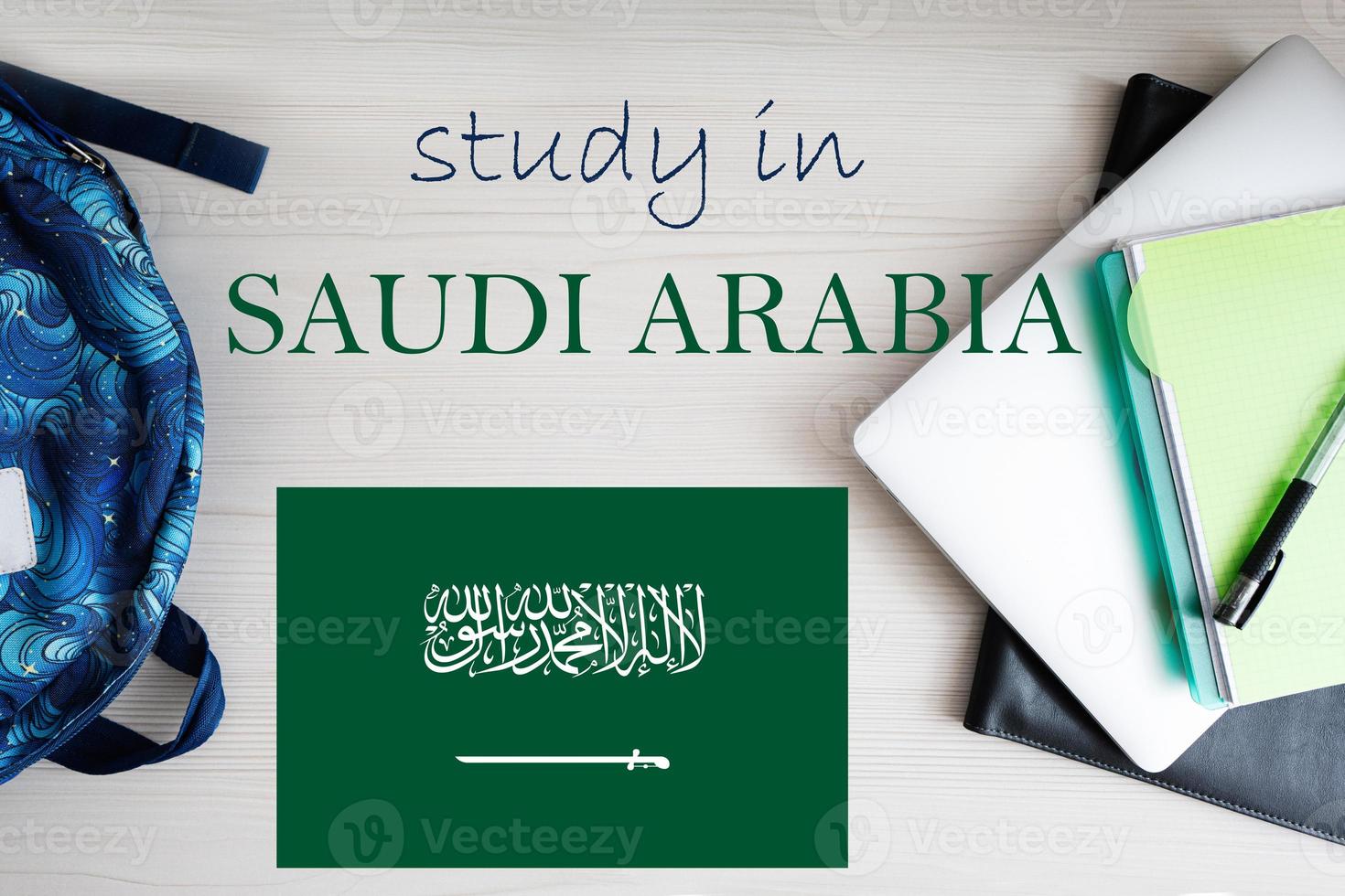 studie i saudi arabien. bakgrund med anteckningsblock, bärbar dator och ryggsäck. utbildning begrepp. foto