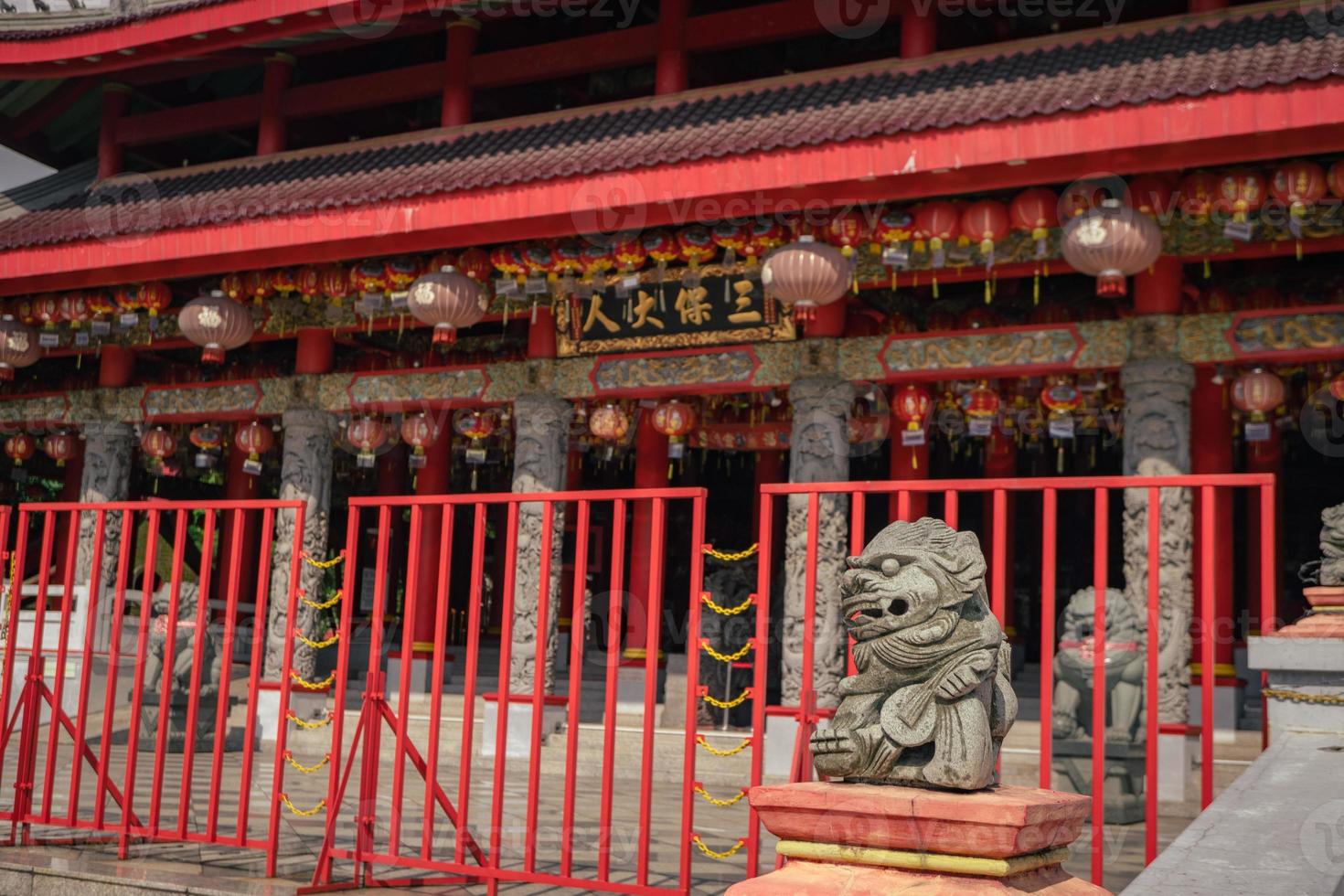 traditionell kinesisk väktare Port stadga på de kinesisk tempel när kinesisk ny år. de Foto är lämplig till använda sig av för kinesisk ny år, lunar ny år bakgrund och innehåll media.