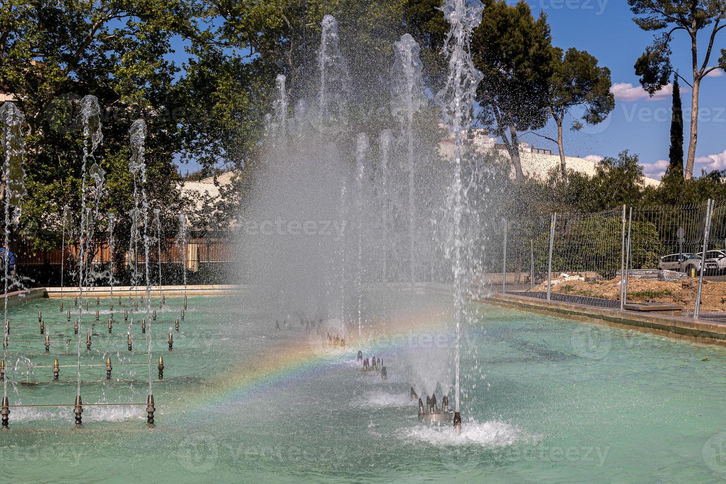 urban landskap av de spanska stad av zaragoza på en värma vår dag med fontäner i de landmärke parkera foto