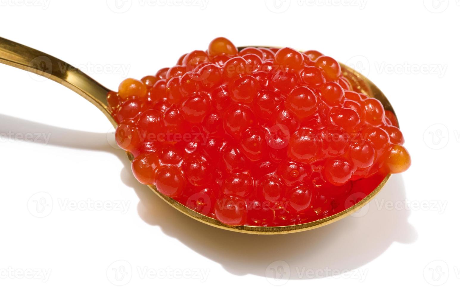 röd stör kaviar i en metall sked på en vit isolerat bakgrund, utsökt mellanmål foto