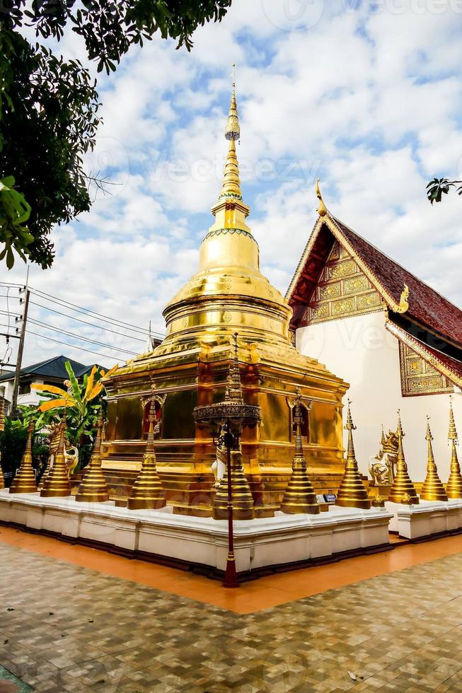 buddist tempel och statyer foto