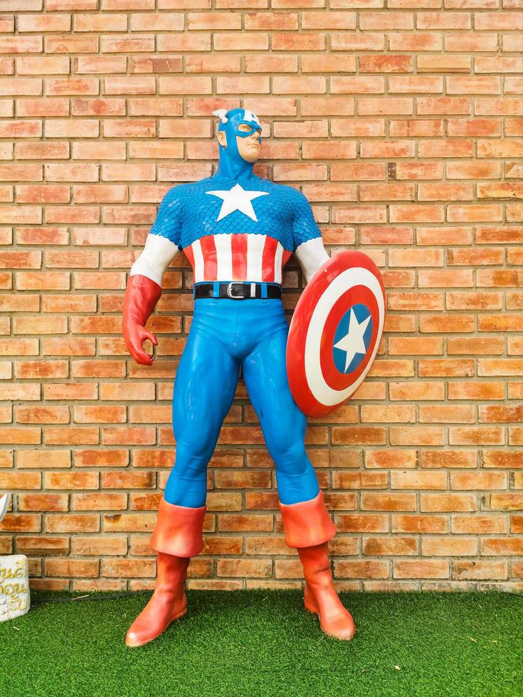 kapten Amerika modell bredvid de tegel vägg foto