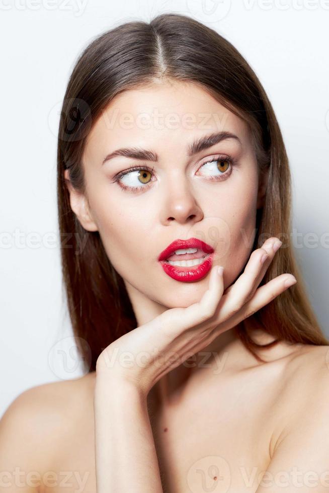 kvinna porträtt klar hud röd mun öppen mun blick sidled foto