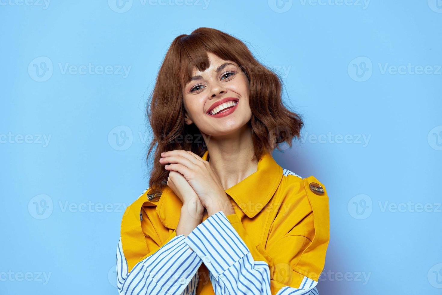 porträtt av en flicka skön leende fogade händer attraktiv se foto