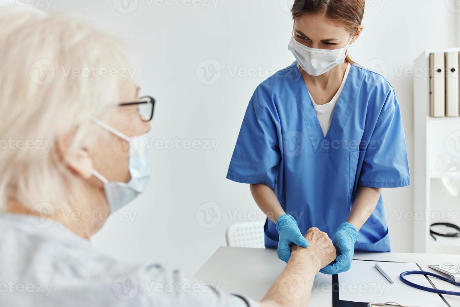 sjuksköterska och patient sjukhus besök hälsa vård foto