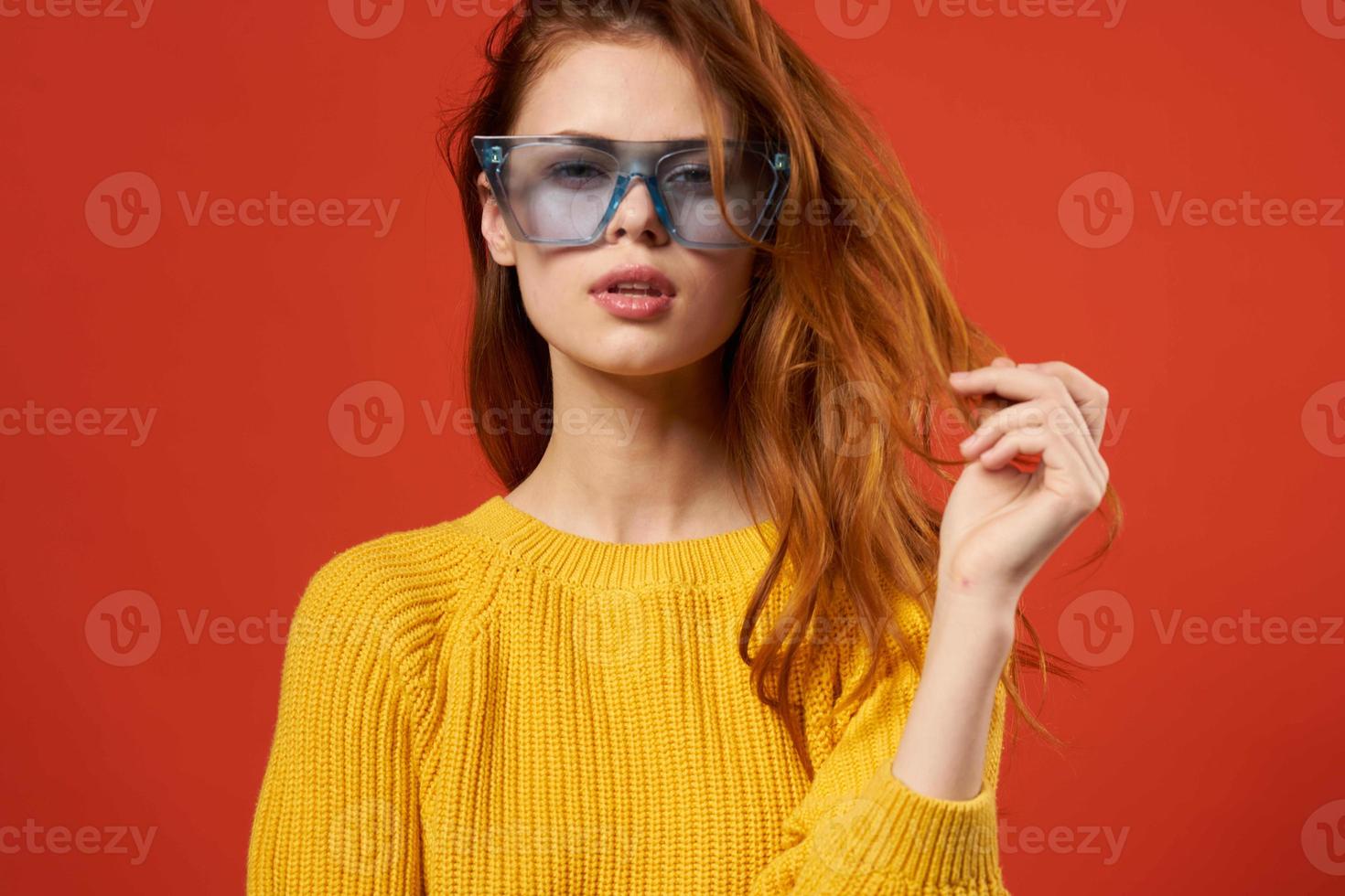 attraktiv kvinna innehav hår glasögon mode gul Tröja foto