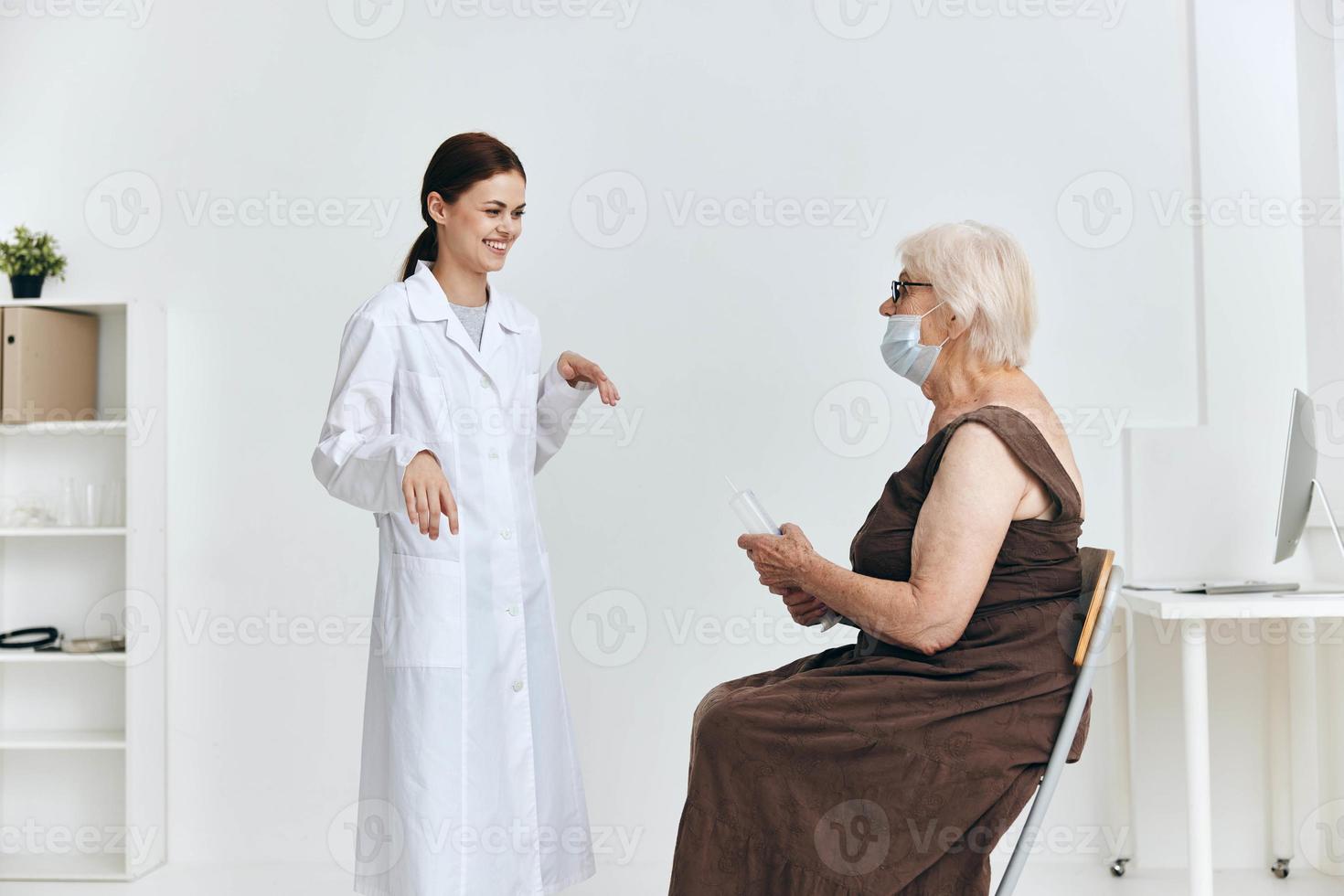 sjuksköterska och patient stor spruta sjukhus foto