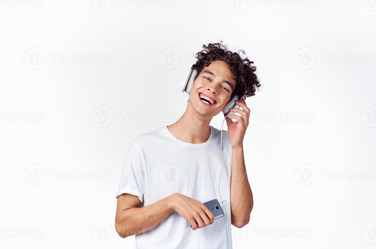 glad kille i hörlurar lyssnar till musik känslor ljus bakgrund foto
