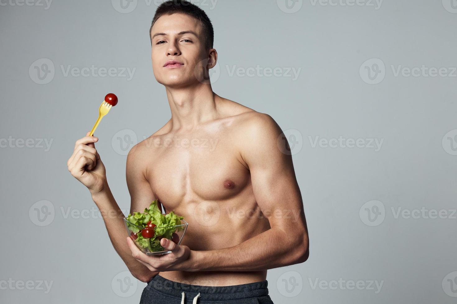 sporter kille äter friska mat vegetabiliska sallad isolerat bakgrund foto