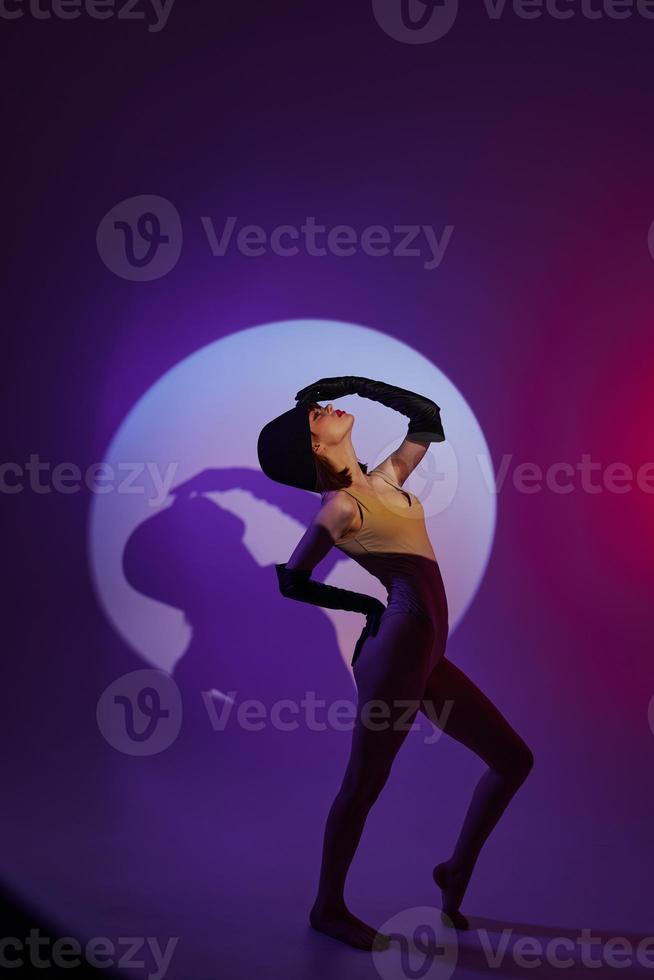 skön modern flicka scen strålkastare Framställ neon studio modell oförändrad foto