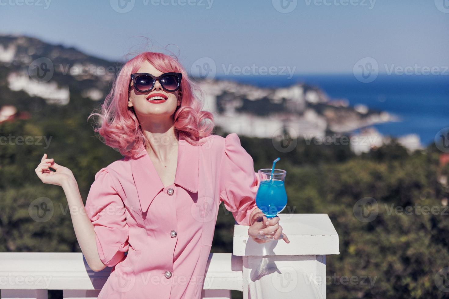 attraktiv kvinna rosa hår solglasögon fritid lyx årgång Lycklig kvinna avkopplande foto