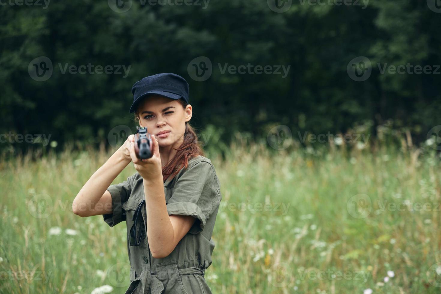 kvinna soldat ser ett huvud vapen jakt vapen foto