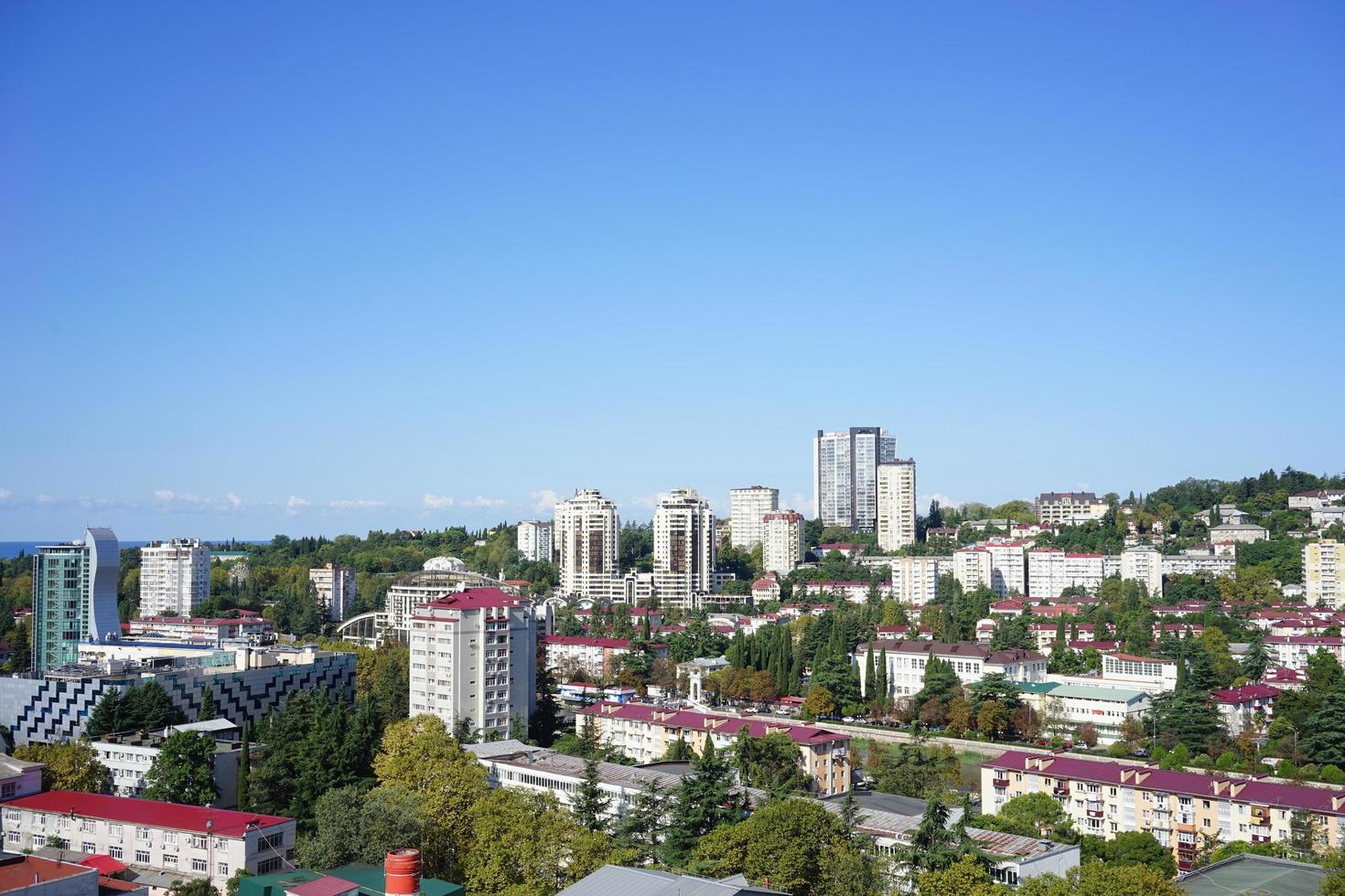 stadshorisont med en klarblå himmel i Sotji, Ryssland foto