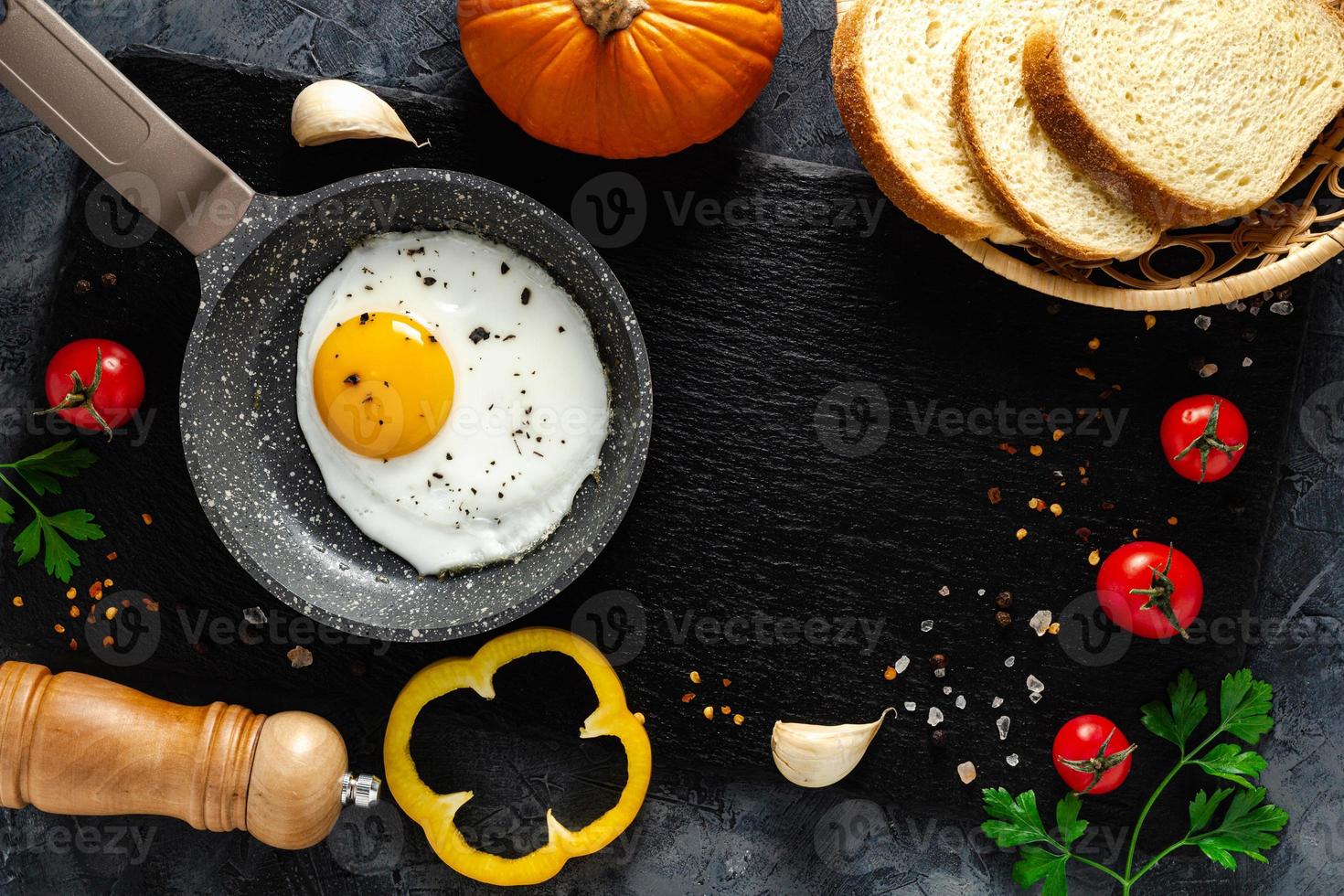 friterad ägg i en fräsning panorera med färsk grönsaker och kryddor. begrepp för meny och reklam. foto