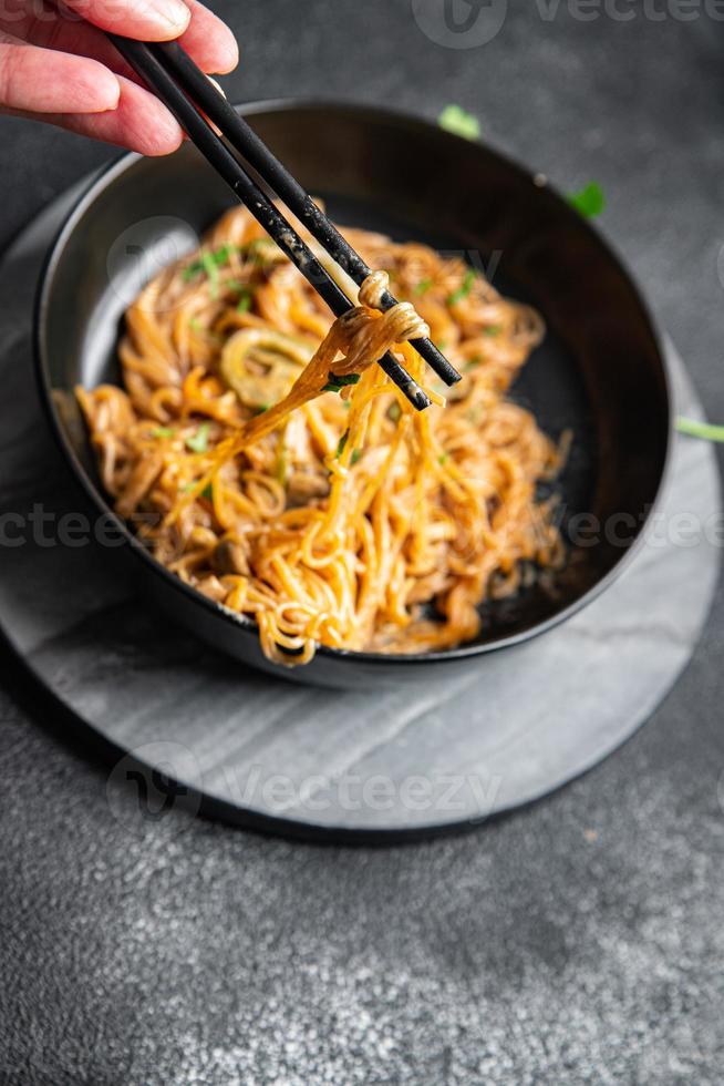 ris spaghetti kokos grädde, grönsak, soja sås, glas nudel måltid mat mellanmål på de tabell kopia Plats mat bakgrund rustik topp se foto