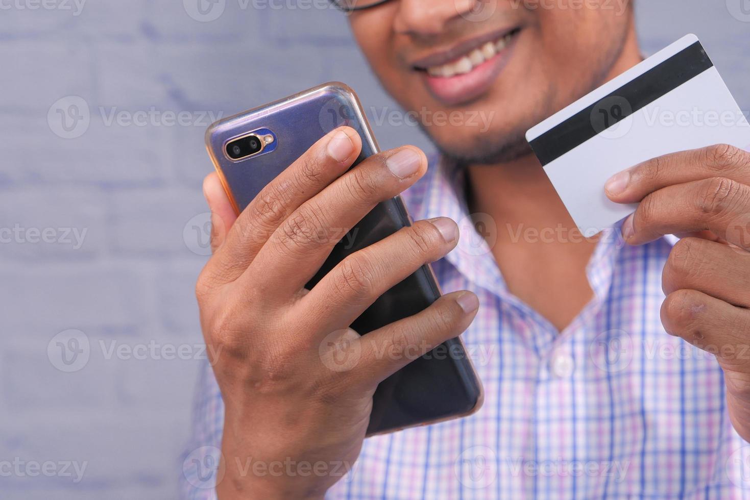 man handlar på en telefon foto