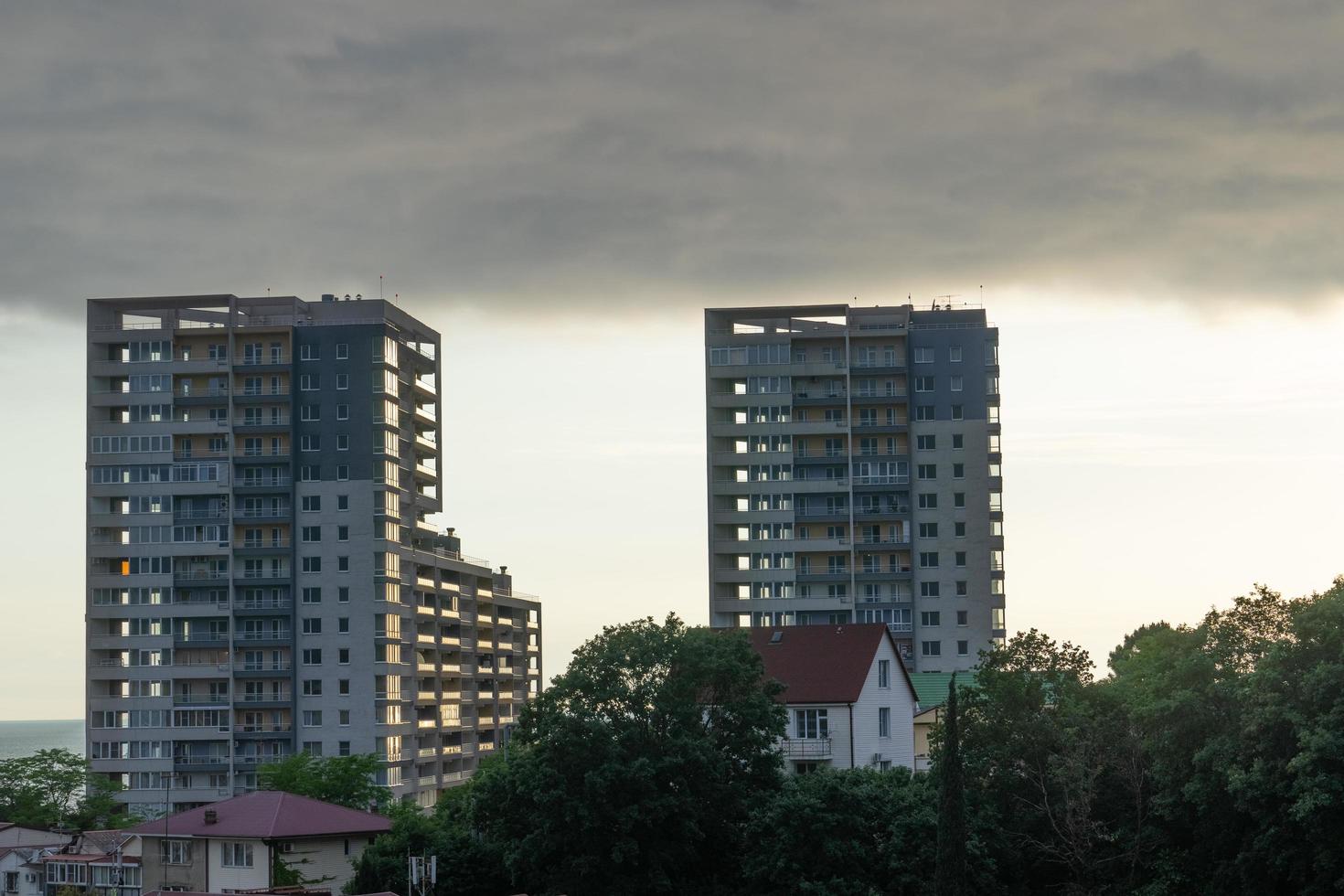 stadsbild med trädhus, höga byggnader och en molnig himmel i Sotji, Ryssland foto