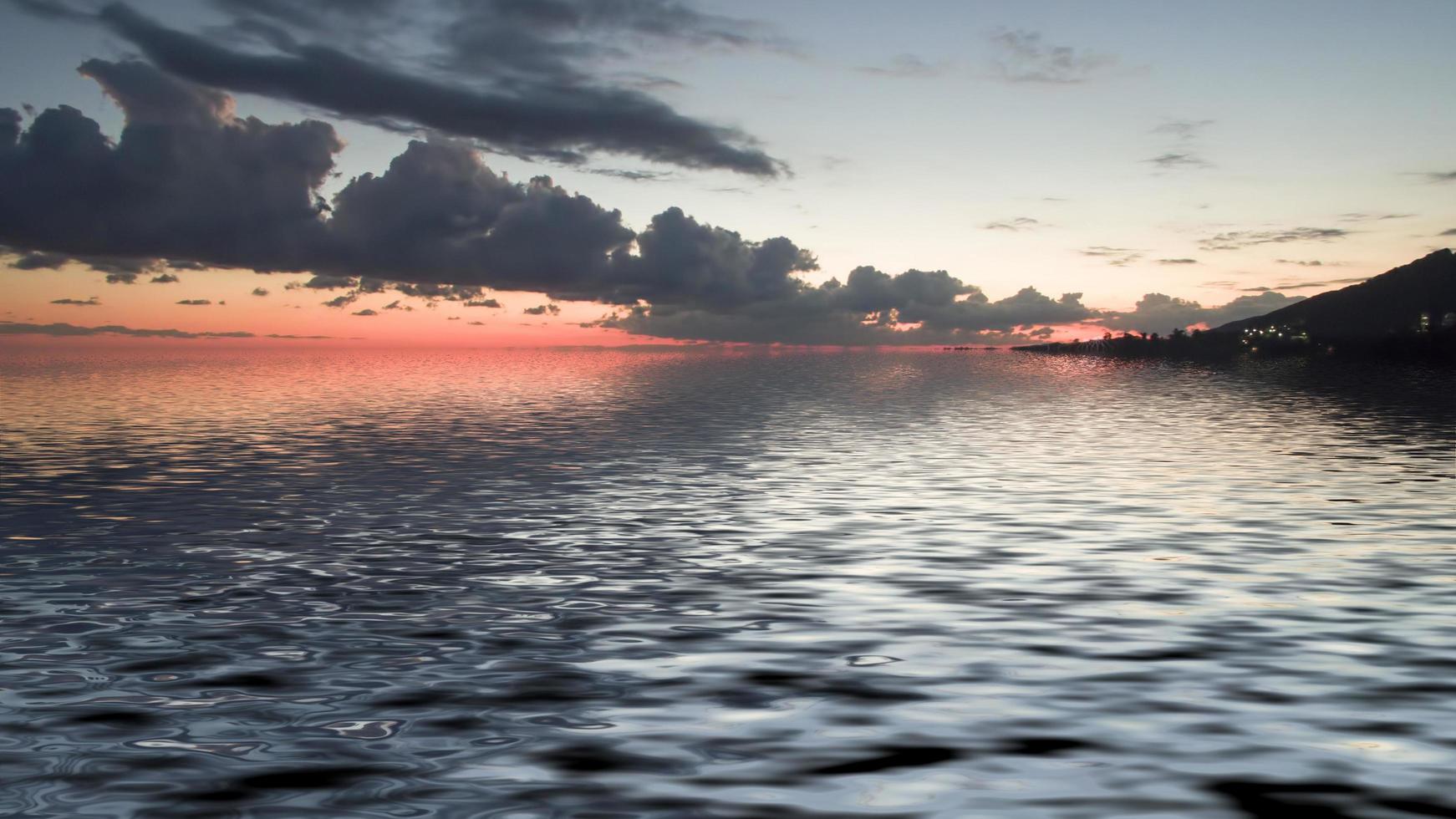 färgglad molnig solnedgång över en vattensamling foto