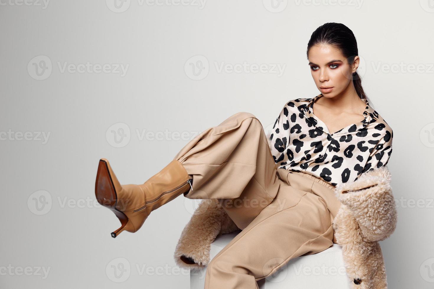 Söt kvinna i trendig höst kläder leopard skjorta studio foto