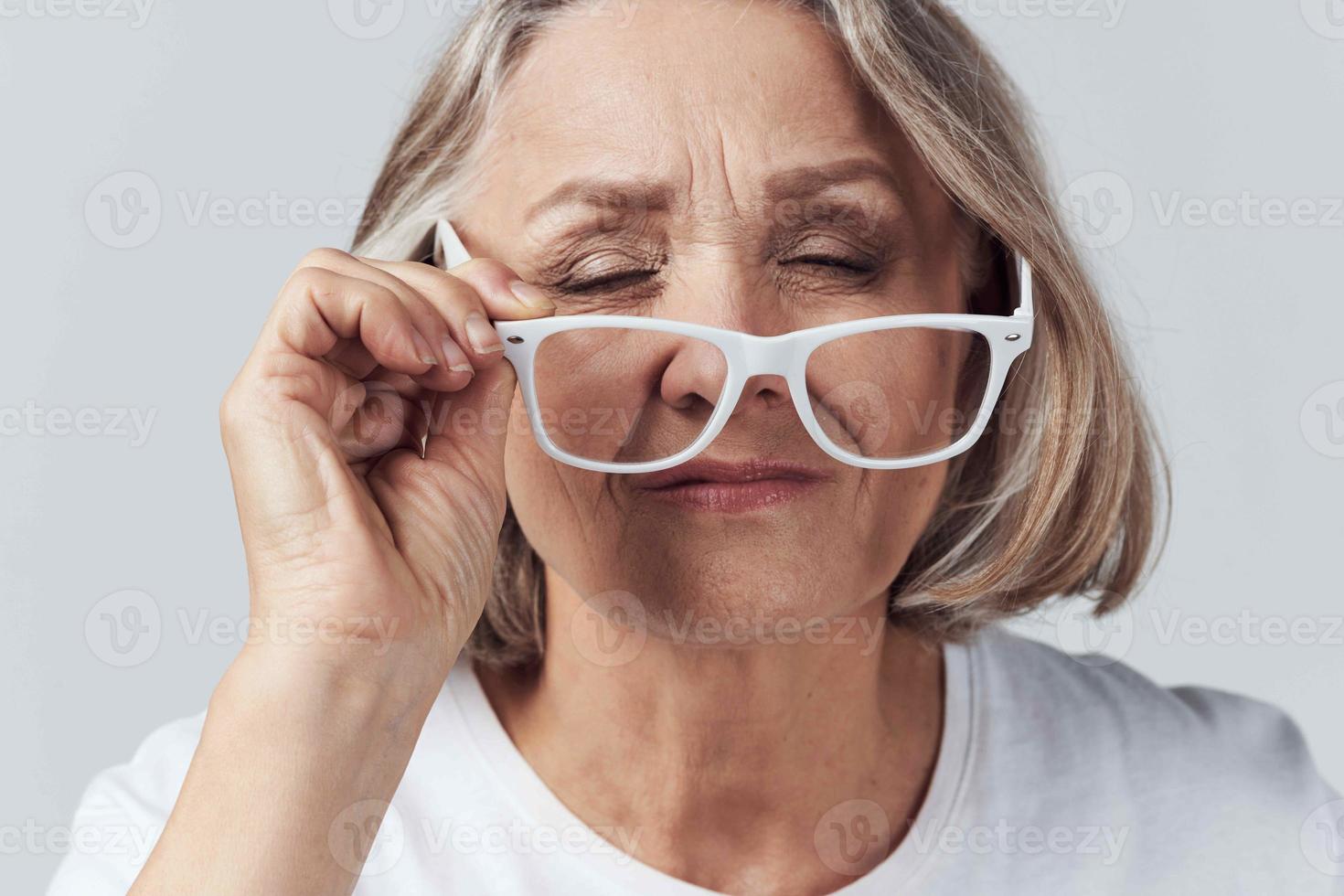 äldre kvinna med glasögon fattig syn livsstil foto