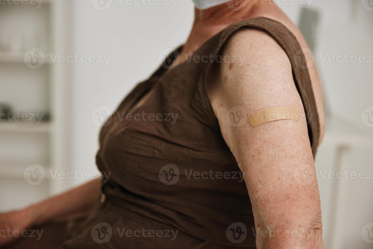 gammal kvinna i klinik vaccin pass covid-19 närbild foto