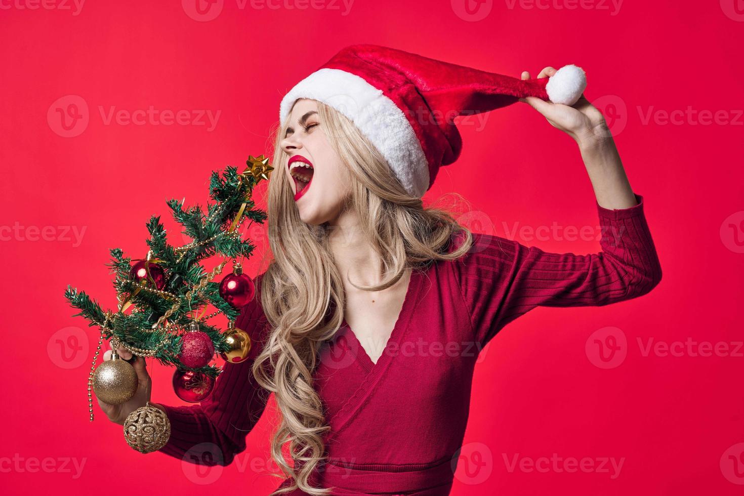 emotionell kvinna klädd som santa jul träd leksaker rosa bakgrund foto