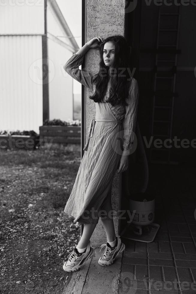 porträtt av en skön kvinna Framställ utomhus mode svart och vit Foto