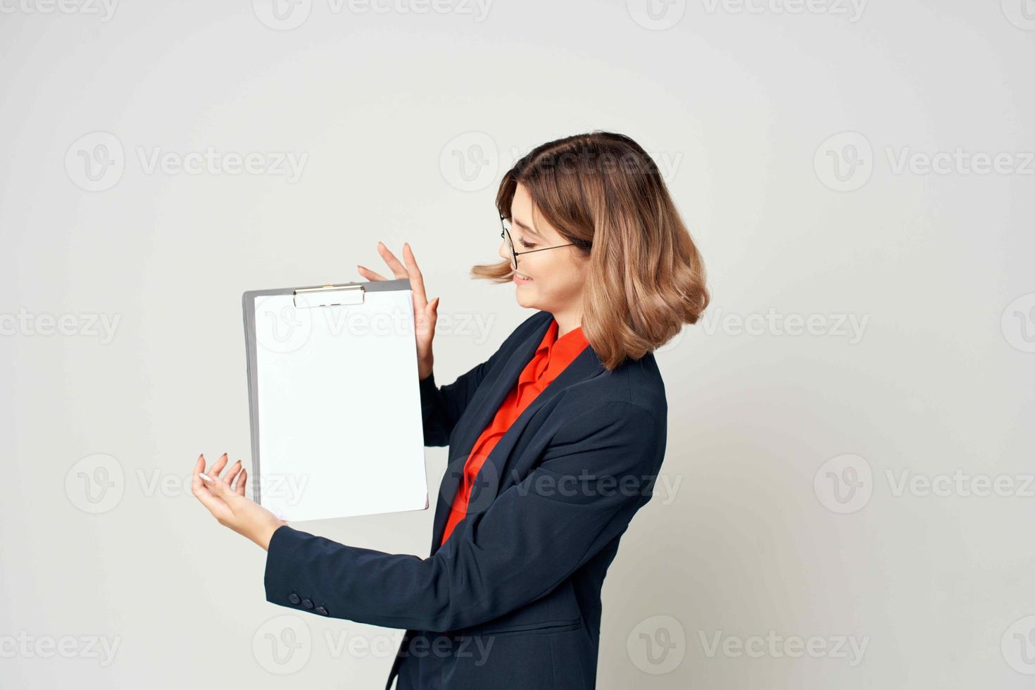 företag kvinna i kostym dokument arbete professionell kontor foto