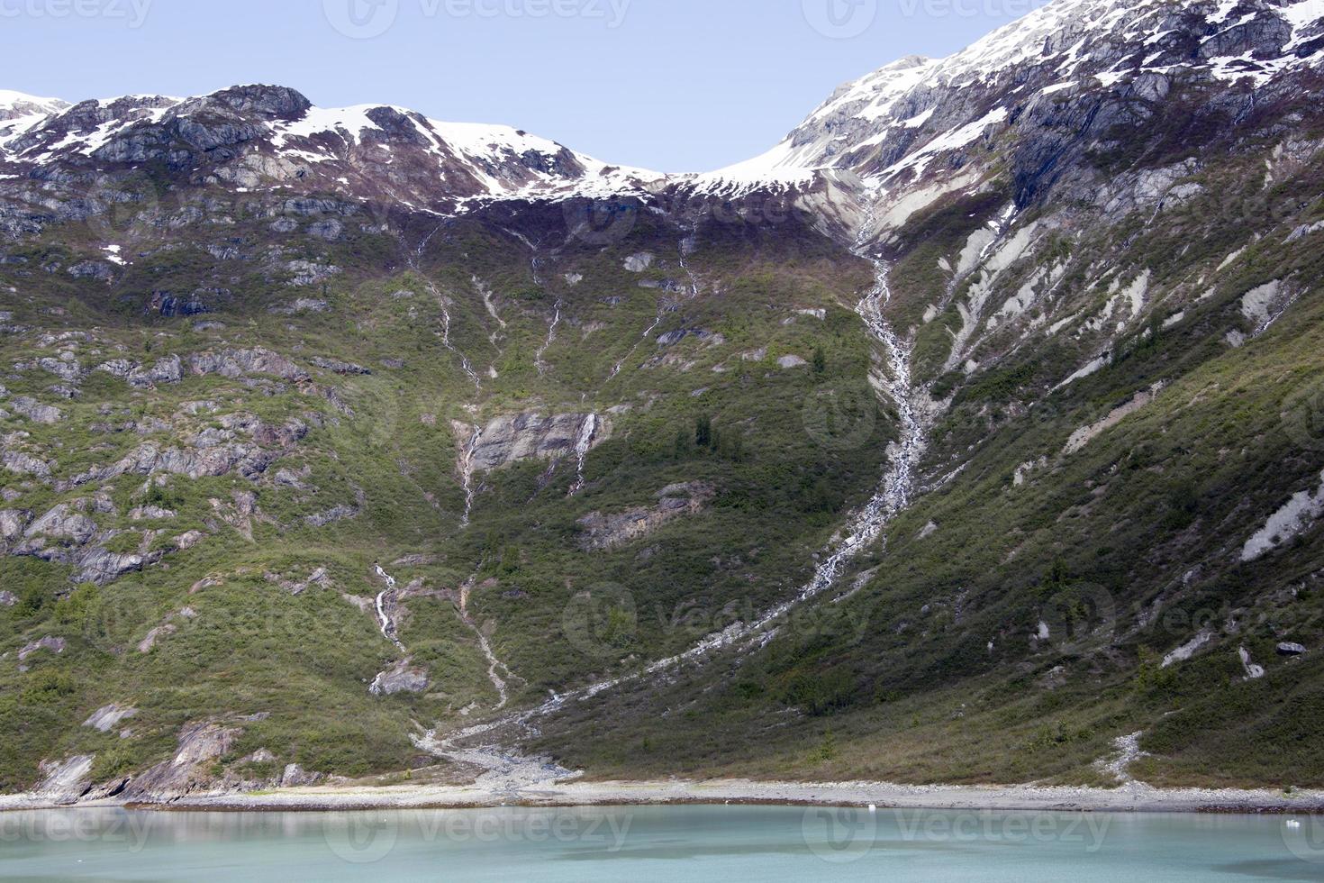 glaciär bukt nationell parkera snöig landskap i sommar foto