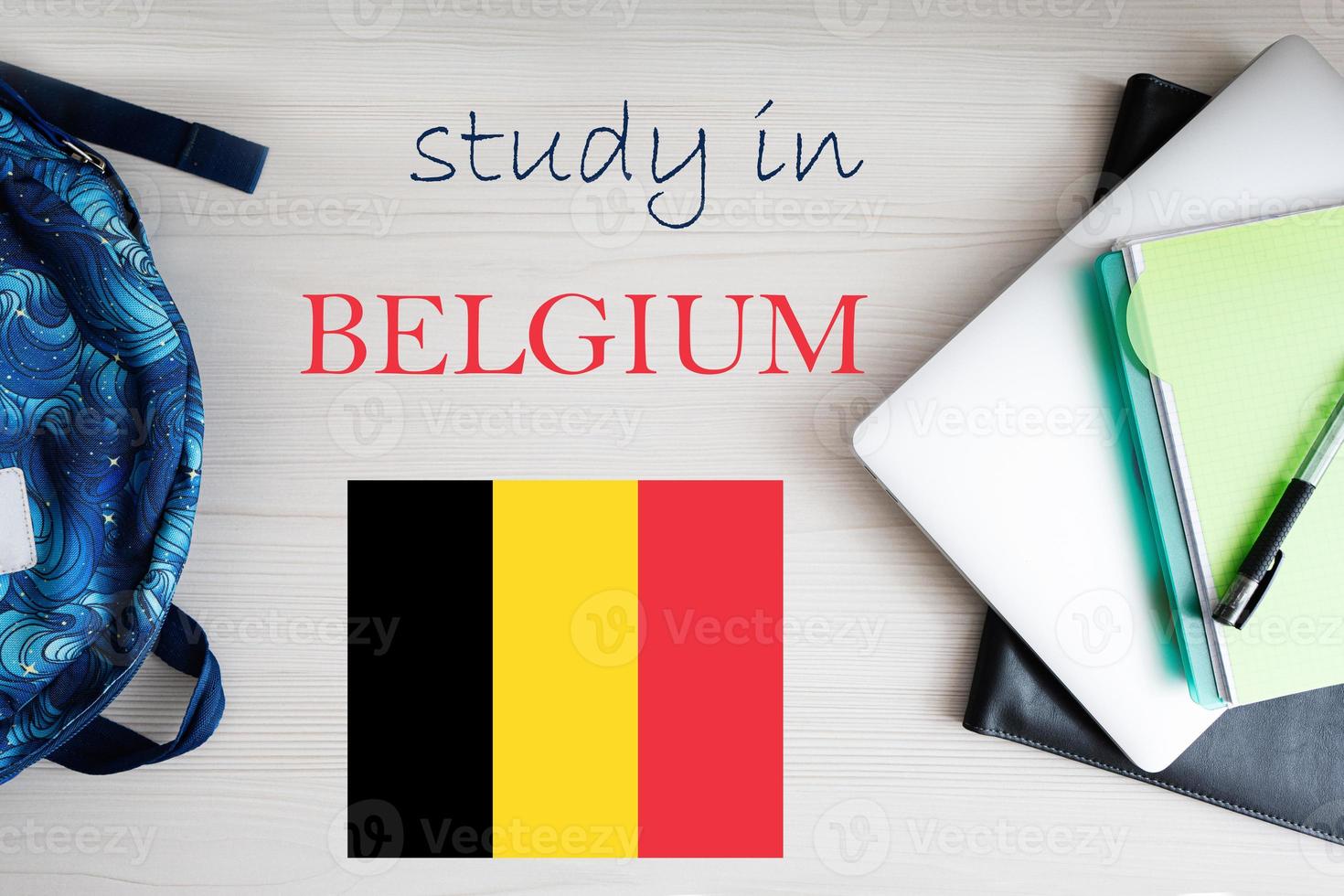 studie i Belgien. bakgrund med anteckningsblock, bärbar dator och ryggsäck. utbildning begrepp. foto