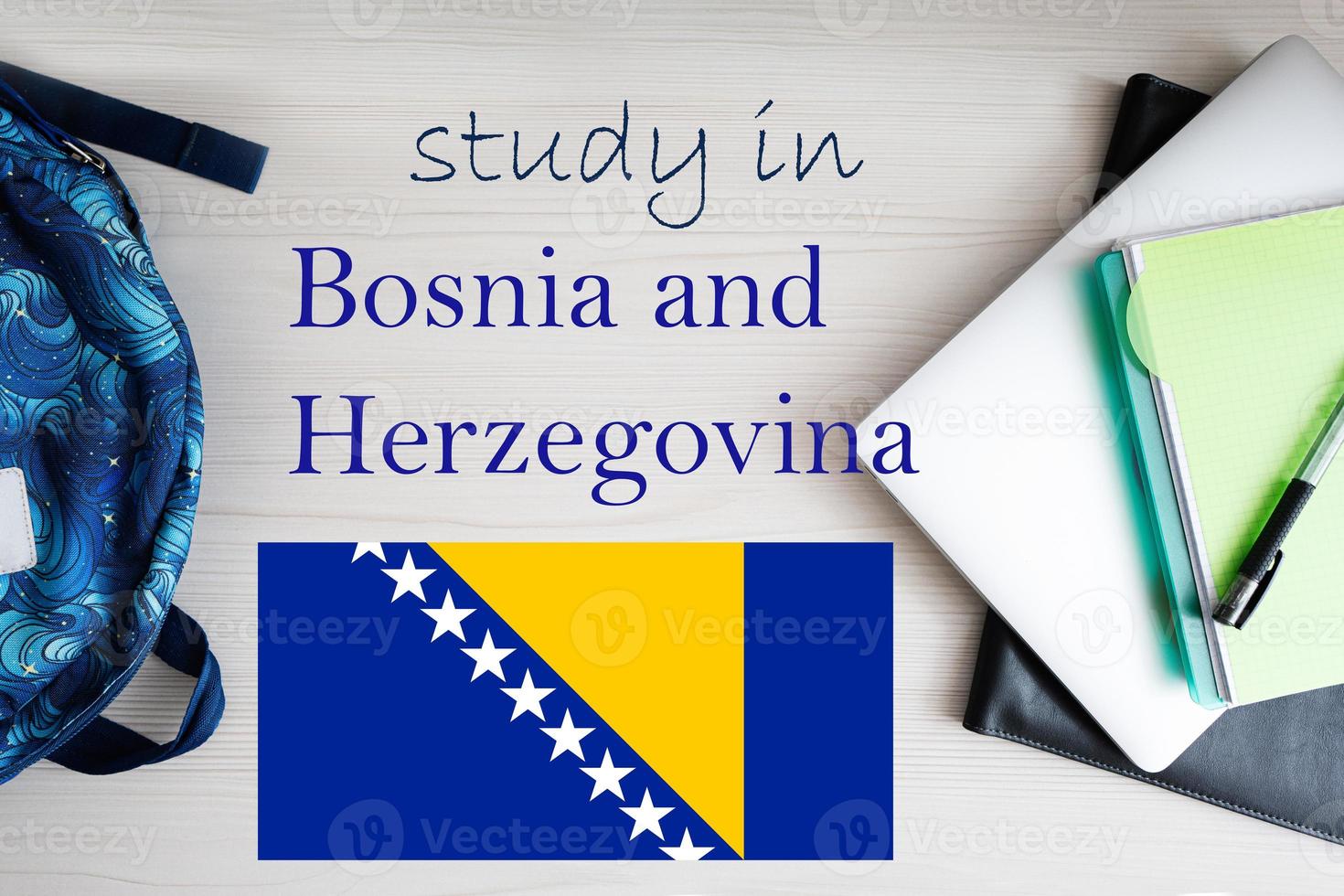 studie i bosnien och hecegovina. bakgrund med anteckningsblock, bärbar dator och ryggsäck. utbildning begrepp. foto