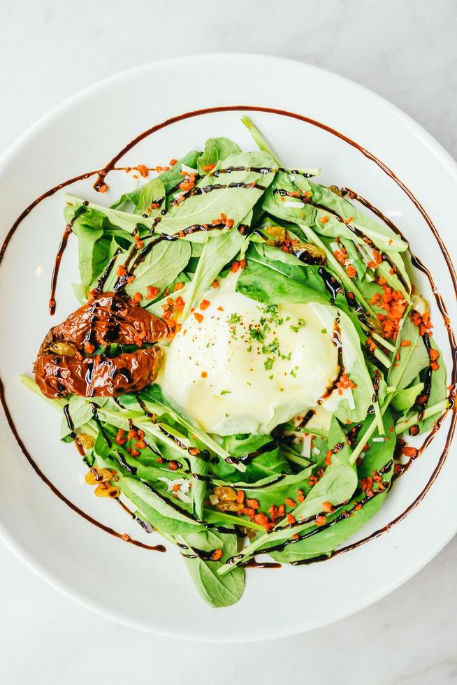 ägg Benedict sallad foto