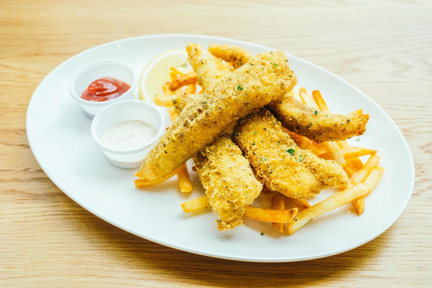 fish and chip med pommes frites foto