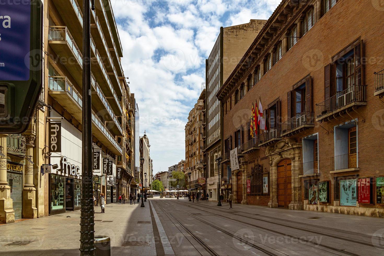 intressant urban landskap med smal gator i de spanska stad av zaragoza på en vår dag foto