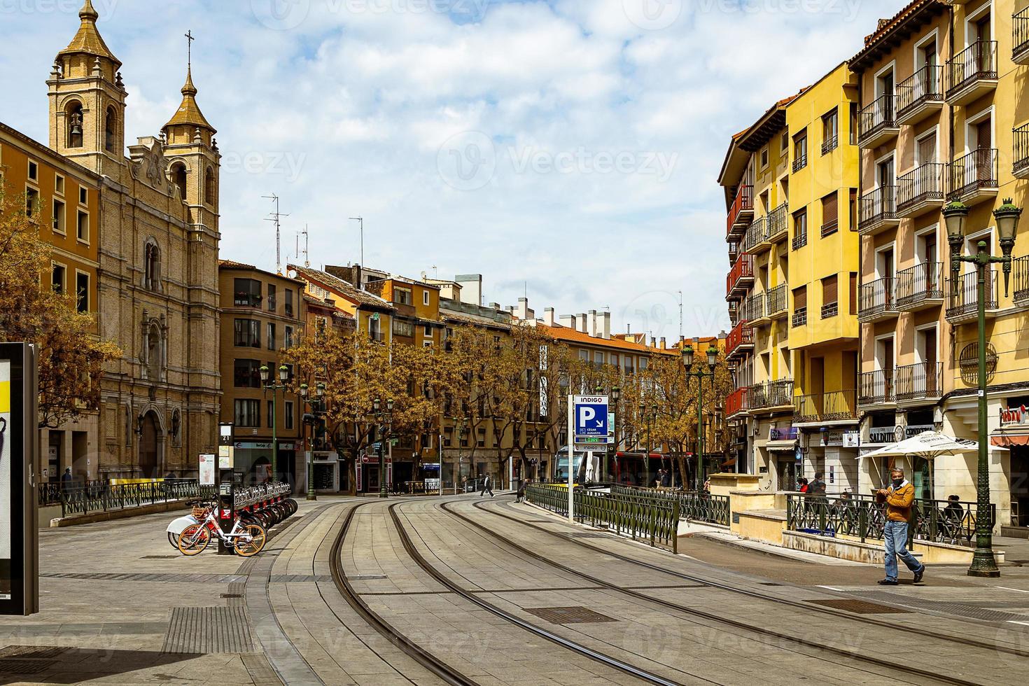 intressant urban landskap med smal gator i de spanska stad av zaragoza på en vår dag foto