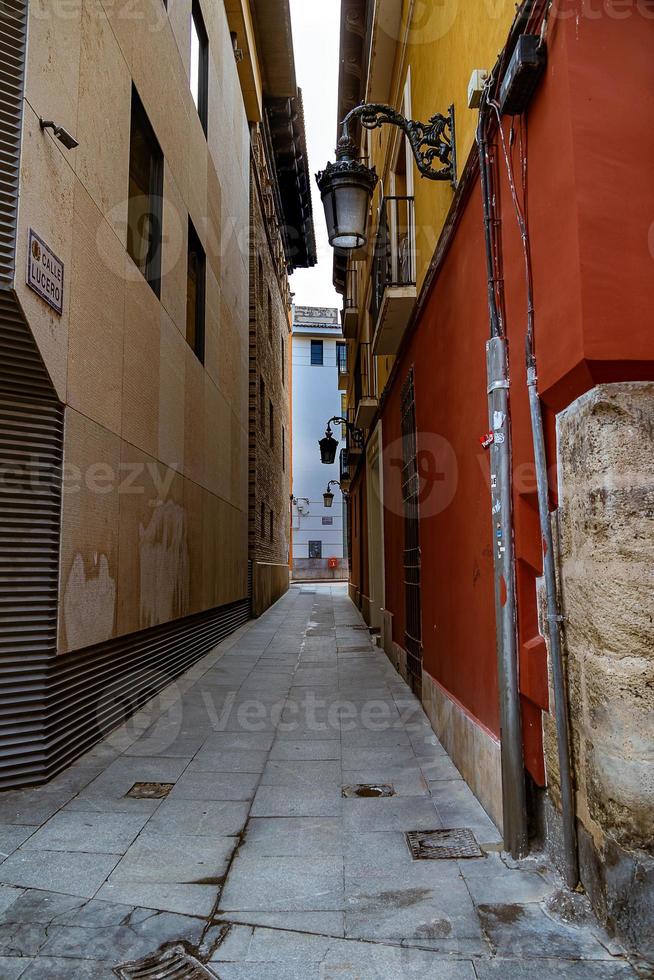 intressant urban landskap med smal gator i de spanska stad av zaragoza på en vår dag foto