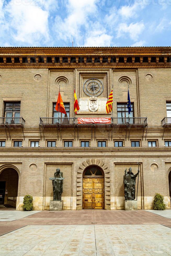 intressant urban landskap med smal gator i de spanska stad av zaragoza på en vår dag foto