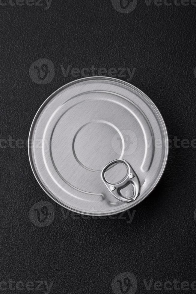 tenn metall kan med konserverad mat runda form med en nyckel foto