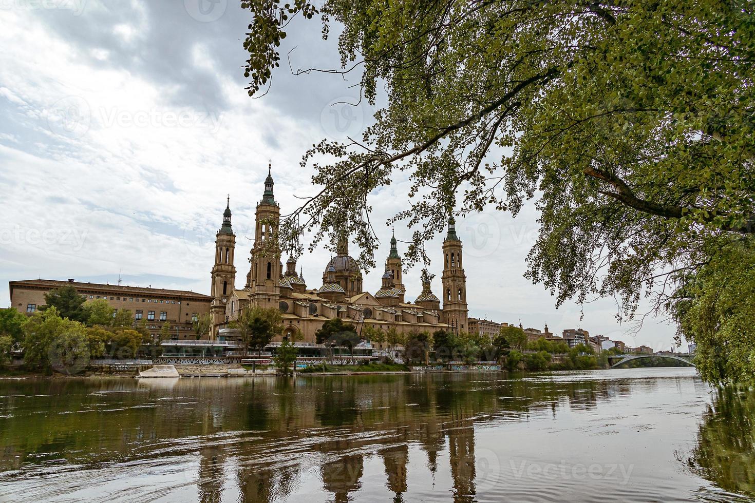 landskap nuestra senora del pilar katedral basilika se från de ebro flod i en vår dag foto
