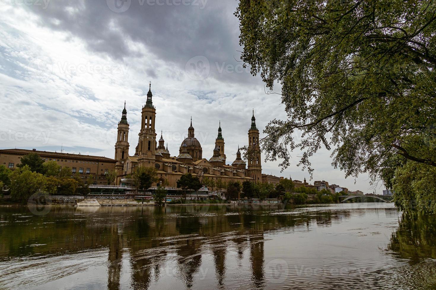 landskap nuestra senora del pilar katedral basilika se från de ebro flod i en vår dag foto