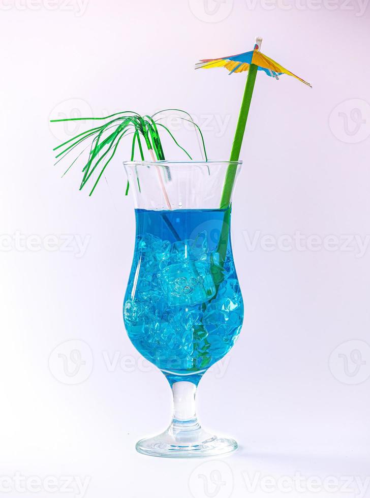 blå cocktail på vit med en ledtråd av magenta. foto