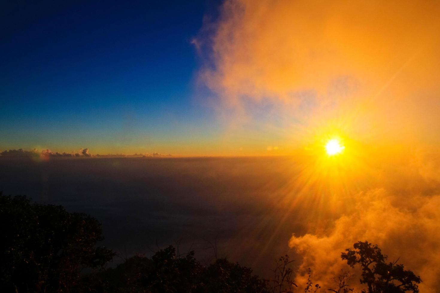 gyllene ljus i skog och berg med soluppgång i morgon- dimma omslag de djungel kulle i thailand foto