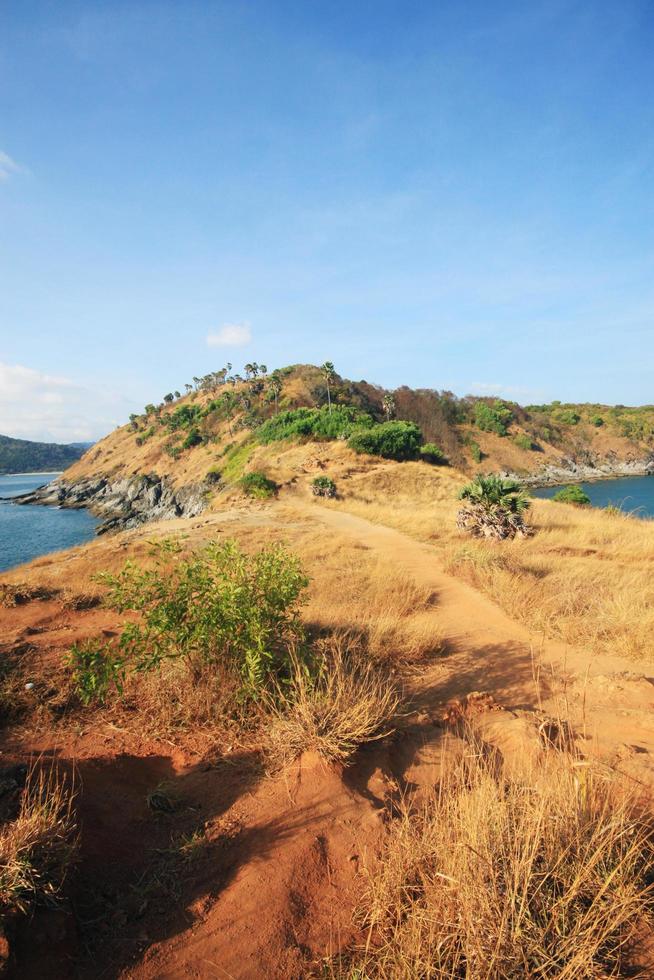 skön marinmålning med himmel skymning av solnedgång och hav horisont med lugna och blå himmel.torr gräs fält på berg av från thep cape är känd plats i phuket ö, thailand. foto