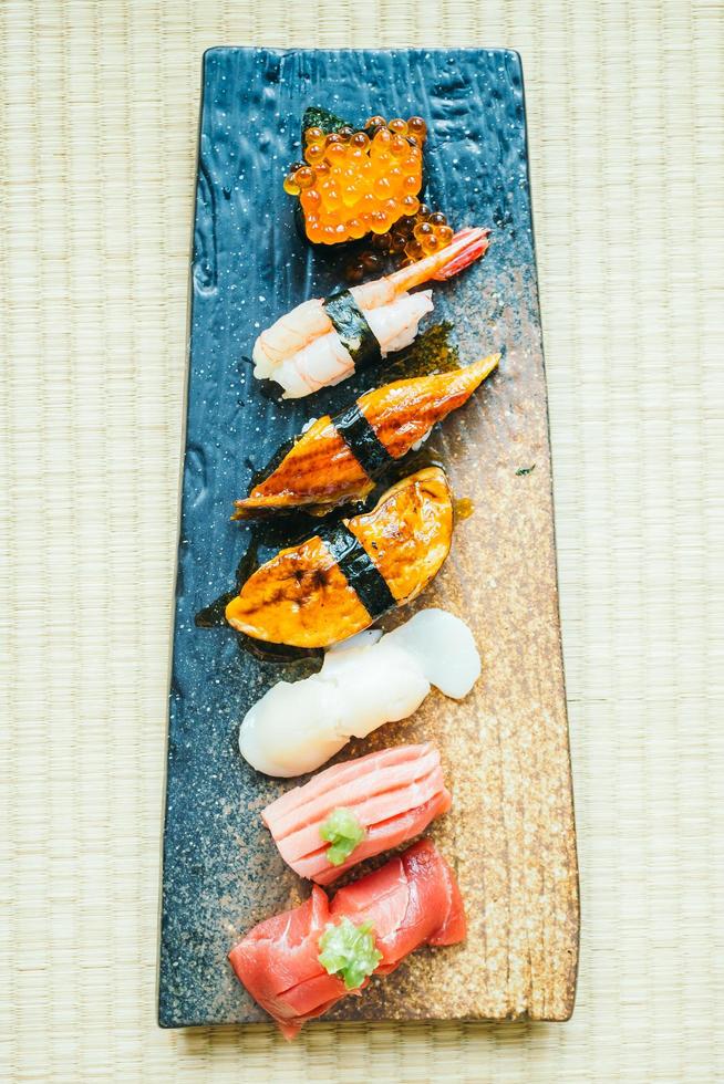 rå och färsk nigiri sushirulle foto