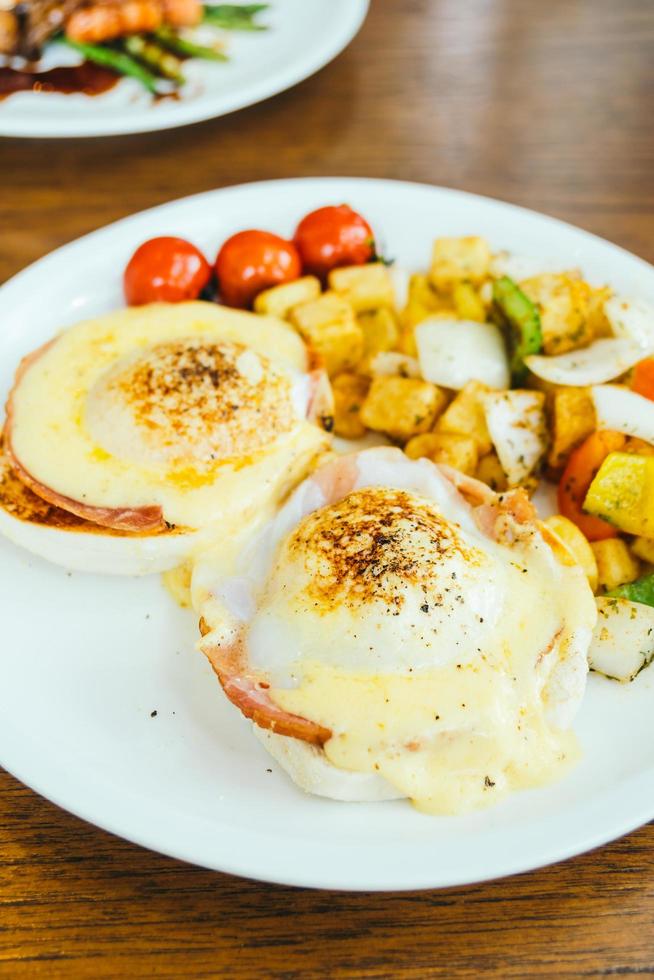 ägg Benedict med grönsak till frukost foto