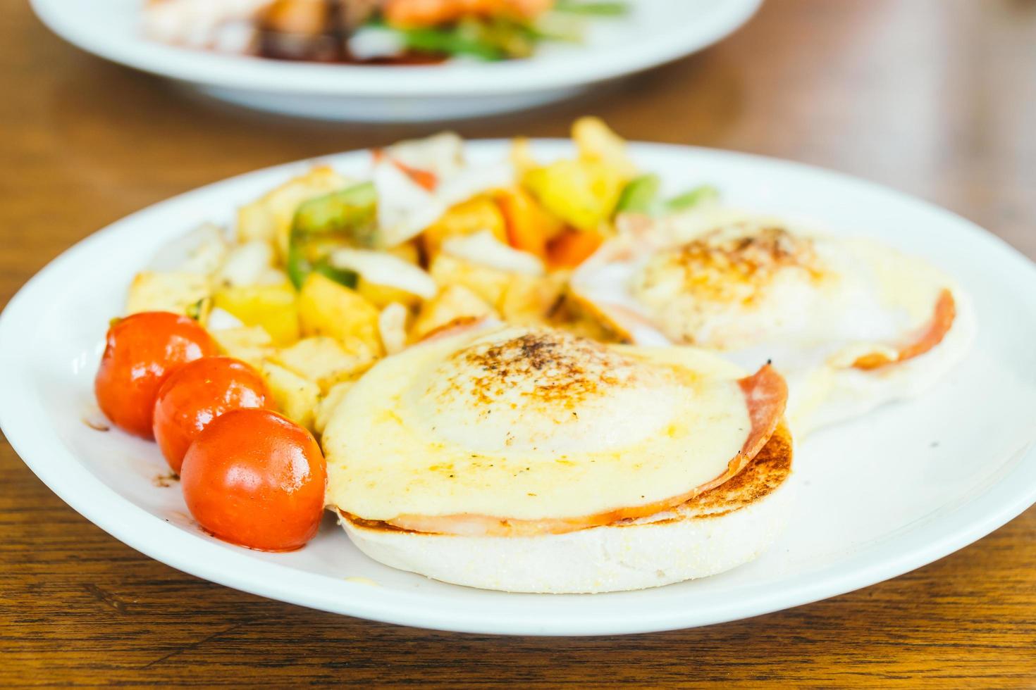 ägg Benedict med grönsak till frukost foto