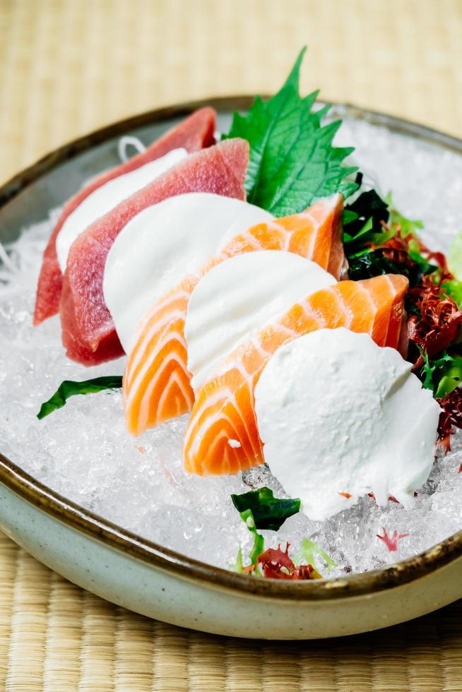 rå och färsk sashimi med lax och tonfiskkött foto